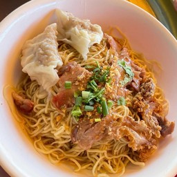 บะหมี่พิเศษเครื่อง รวมเครื่องหมูย่าง หมูกรอบ เกี๊ยวหมูแป้งบางชิ้นโต