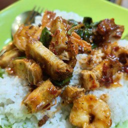 กระเพราหมูกรอบ-กุ้ง