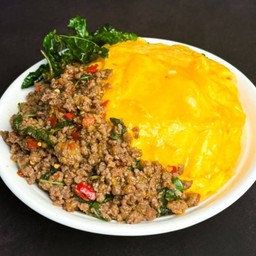 ข้าว กะเพราเนื้อสับ + ไข่ข้น