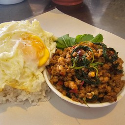 กระเพราหมูสับพริกแห้งไข่ดาว