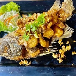 ปลากะพงทอดกระเทียม