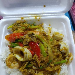 ทะเลผัดผงกระหรี่ราดข้าว