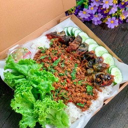 ยกถาดกะเพราหมูสับ+ไข่เยี่ยวม้า