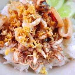 หมึกผัดกระเทียมพริกไทยรากข้าว