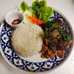 ข้าวกระเพราไข่เยี่ยวม้า