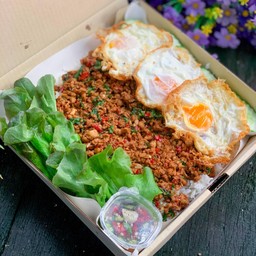 ยกถาดกะเพรา+ ไข่ดาว