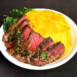 ข้าว กะเพราเนื้อท็อปราวน์ดรายเอจ + ไข่ข้น