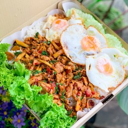 ยกถาดกะเพราหน่อไม้+ไข่ดาว