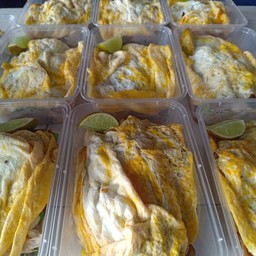 ข้าวผัดแกงเขียวหวานห่อไข่