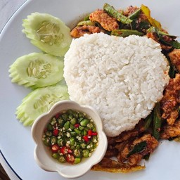 ข้าวผัดพริกแกง