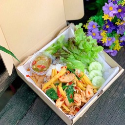 ข้าวกะเพราไก่ชิ้นใส่หน่อไม้