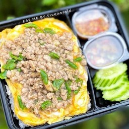 ข้าวไข่ข้น-หมูสับผัดพริกขี้หนูสวน [EM]