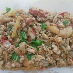 กะเพราหมูสับหน่อไม้ดองกับข้าว