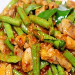 ผัดพริกแกงไก่