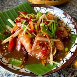 ยำแซลมอนกุ้งสด