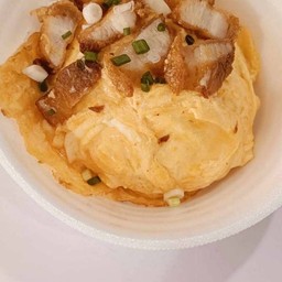 ข้าวหมูกรอบไข่ข้น