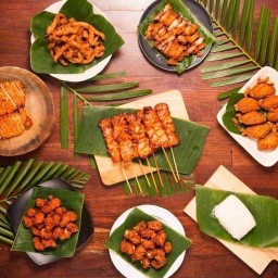 ชุดกลาง หมูสามชั้นผสมคอหมูทอด + ข้าวเหนียว 1