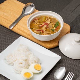 ขนมจีน ไข่ต้ม แกงเขียวหวานฟักไก่