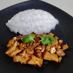 ข้าวหมูทอดกระเทียมพริกไทย