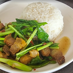 ข้าวคะน้าหมูกรอบ