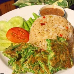 ข้าวผัดน้ำพริกกระปิ ชะอมทอด