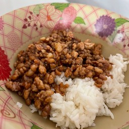 ข้าวหมูสับผัดกระเทียมแห้งๆ