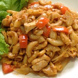 ผัดมักกะโรนีหมูผัดซอสมะเขือเทศ