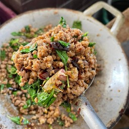 กระเพราราดข้าวผัดแบบแห้งๆ