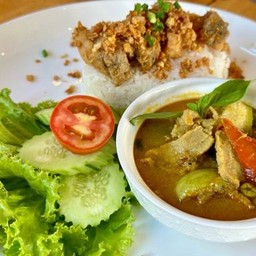 ข้าวแกงเขียวหวานเนื้อ+ปลากระพงทอดกระเทียม