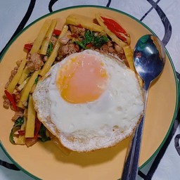 ข้าวราดกระเพราหมูสับหน่อไม้สด