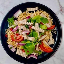 ยำมาม่าหมูสับหมูยอ