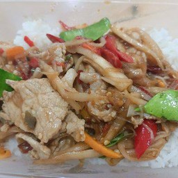 ข้าวกะเพราหมูชิ้นหน่อไม้ดอง