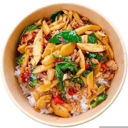 (กับข้าว) กะเพราหน่อไม้