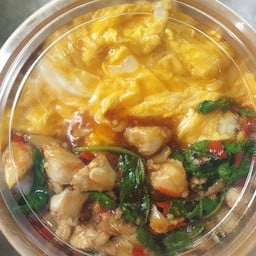 กะเพราปูก้อนราดไข่ข้น ราดข้าว
