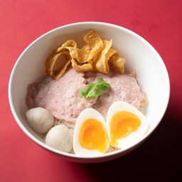 ก๋วยเตี๋ยวหน้าหมูแผ่น ( หมูแผ่น,ลูกชิ้น,ไข่,เกี๊ยวทอด)