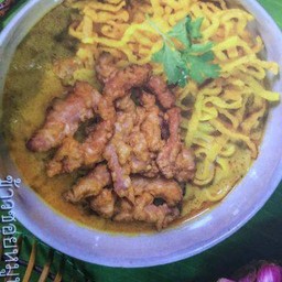 ข้าวซอยหมูทอด