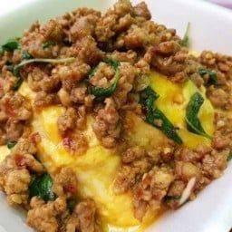 ข้าวไข่ข้นนุ่มกระเพราหมูสับยอดฮิต