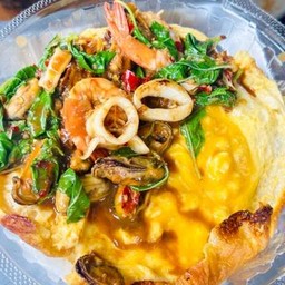ข้าวไข่ข้นกระเพรารวม