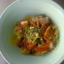 บะหมี่เกี๊ยวหมูแดงหมูกรอบ