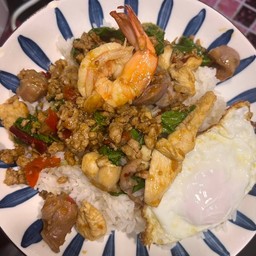 ข้าวหน้ากระเพรา รวมมิตรชนิดไก่ & กุ้ง และไข่ดาว