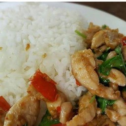 กะเพราไก่ชิ้น