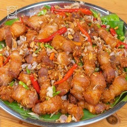 สามชั้นทอดพริกกระเทียม