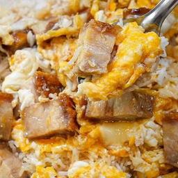 ข้าวหมูกรอบผัดไข่