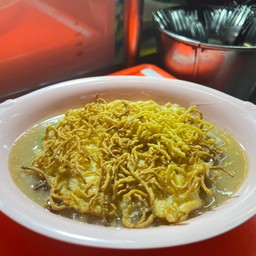 ราดหน้าหมี่กรอบใส่ไข่