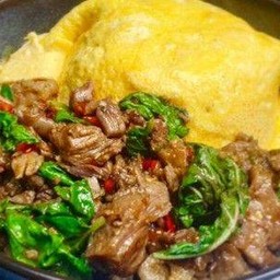 ข้าวไข่ข้นนุ่มกระเพราเนิ้อร้อนแรง