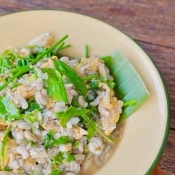 ผักหวานไข่มดแดง ผัดน้ำมันหอย