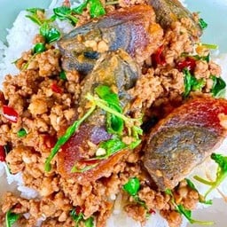 กระเพราหมูสับไข่เยี่ยวม้าราดข้าว