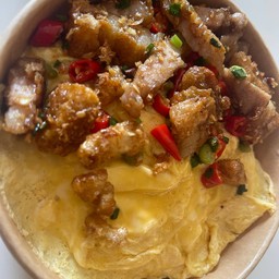 ข้าว หมูกรอบคั่วพริกเกลือ