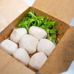 หมี่คลุกลูกชิ้นหมูล้วน