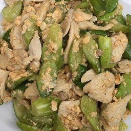 ผัดแตงกวาไก่ใส่ไข่